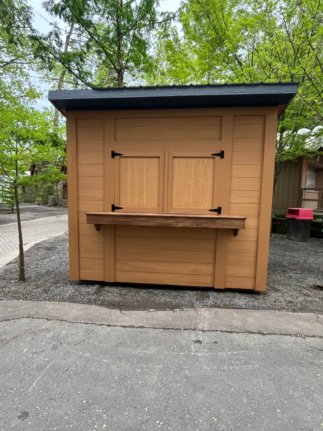 40 Below Joe — kiosk front, closed