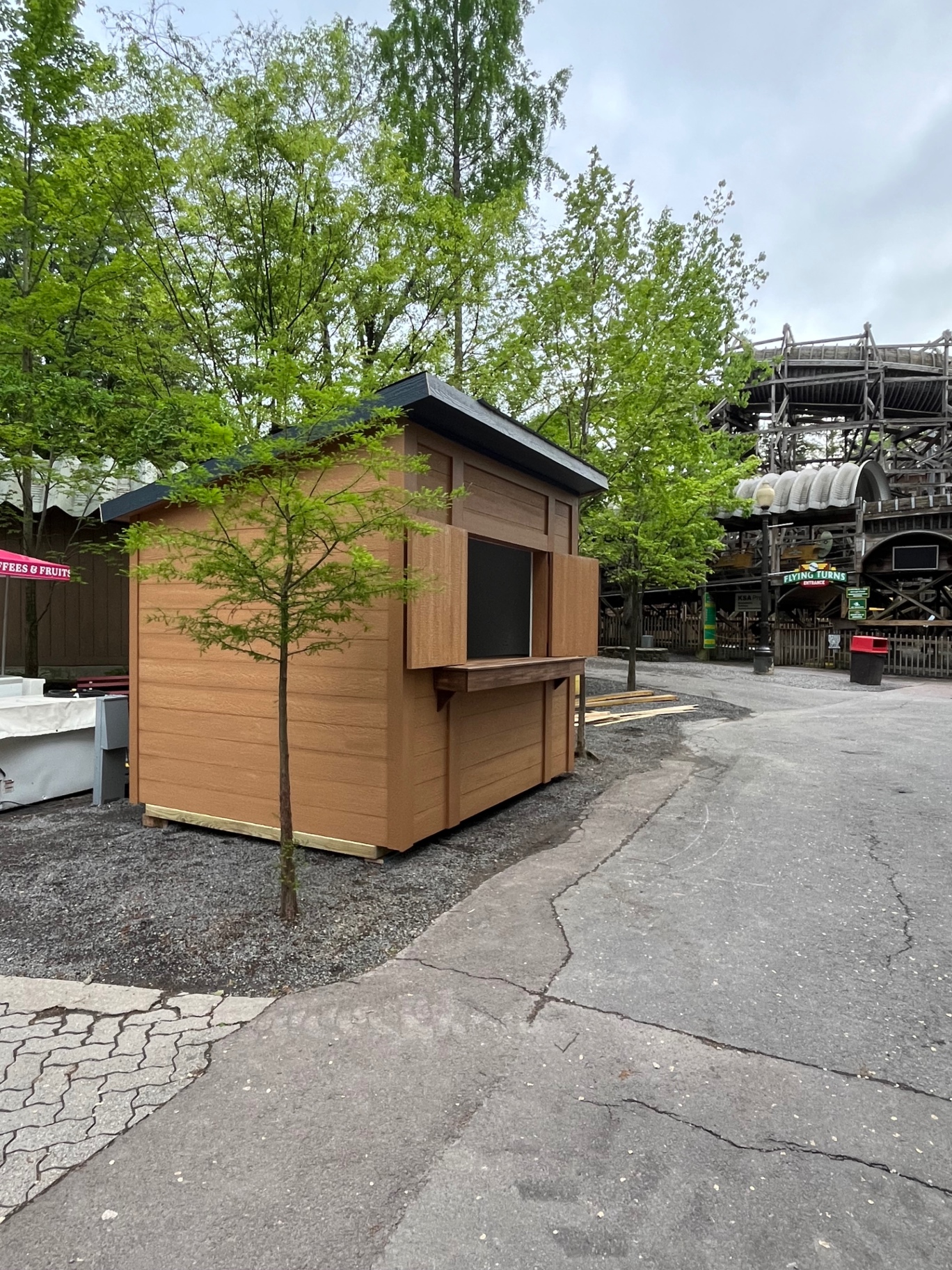 Kiosk in park context